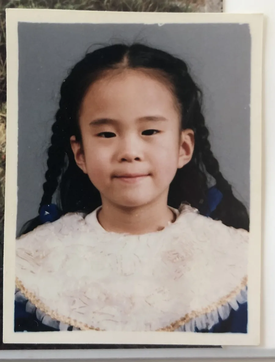양 갈래로 머리를 땋은 어린 김진의 사진