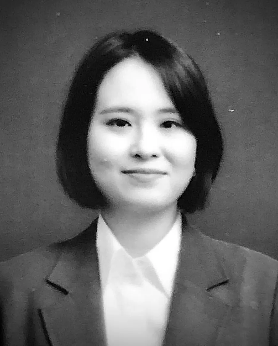 정장 차림으로 정면을 바라보는 김진의 흑백 사진
