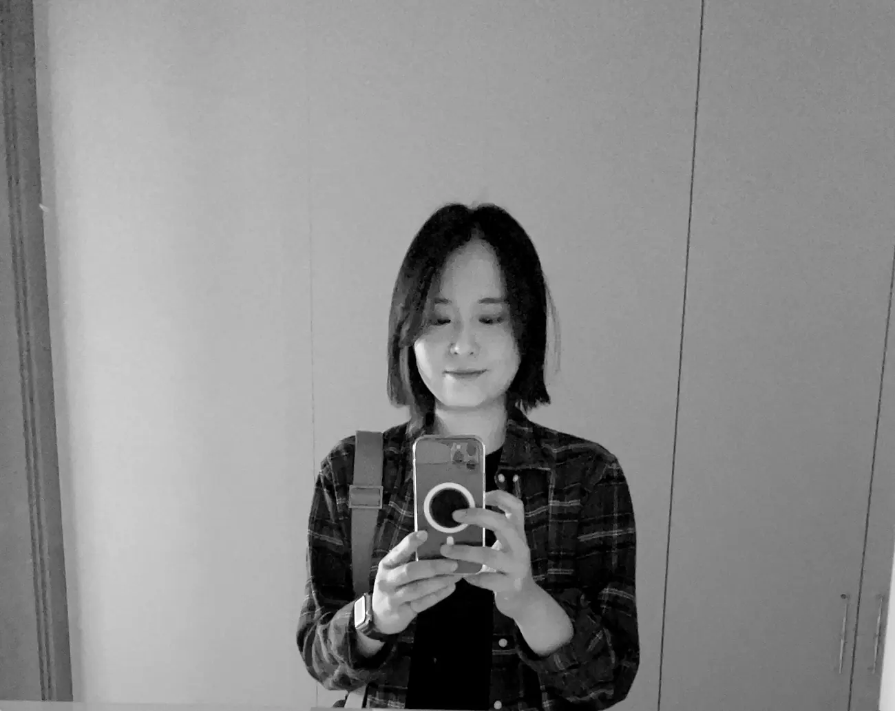거울 앞에서 휴대폰으로 자신을 찍는 김진